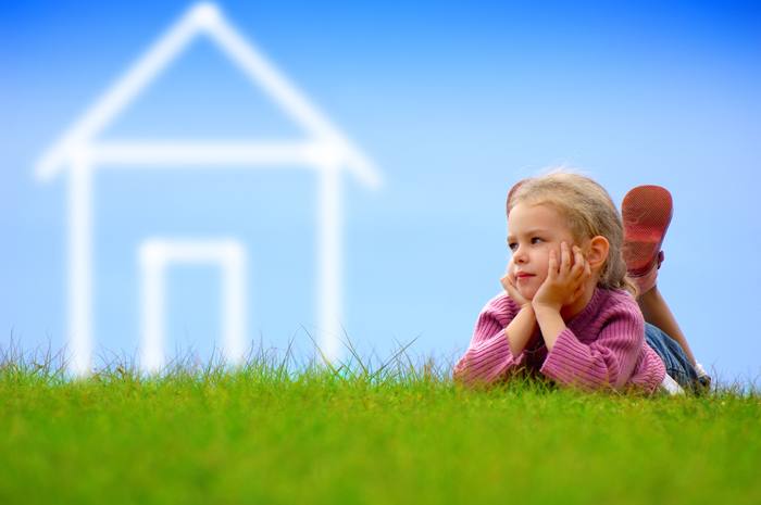 Familie vor einem Haus